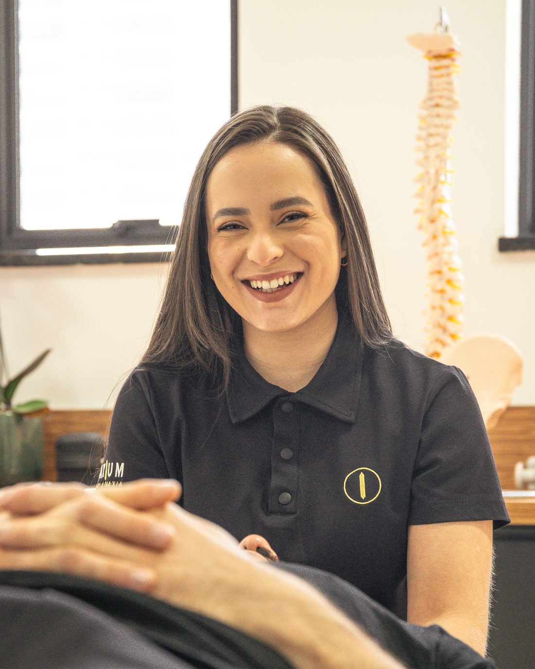 Rafaela Macedo, especialista em quiropraxia para gestantes, sorrindo em atendimento