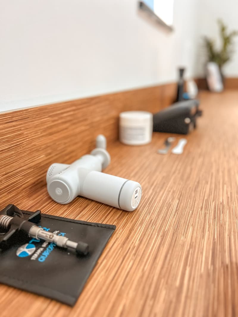 Detalhe dos equipamentos de terapia sobre a bancada de madeira