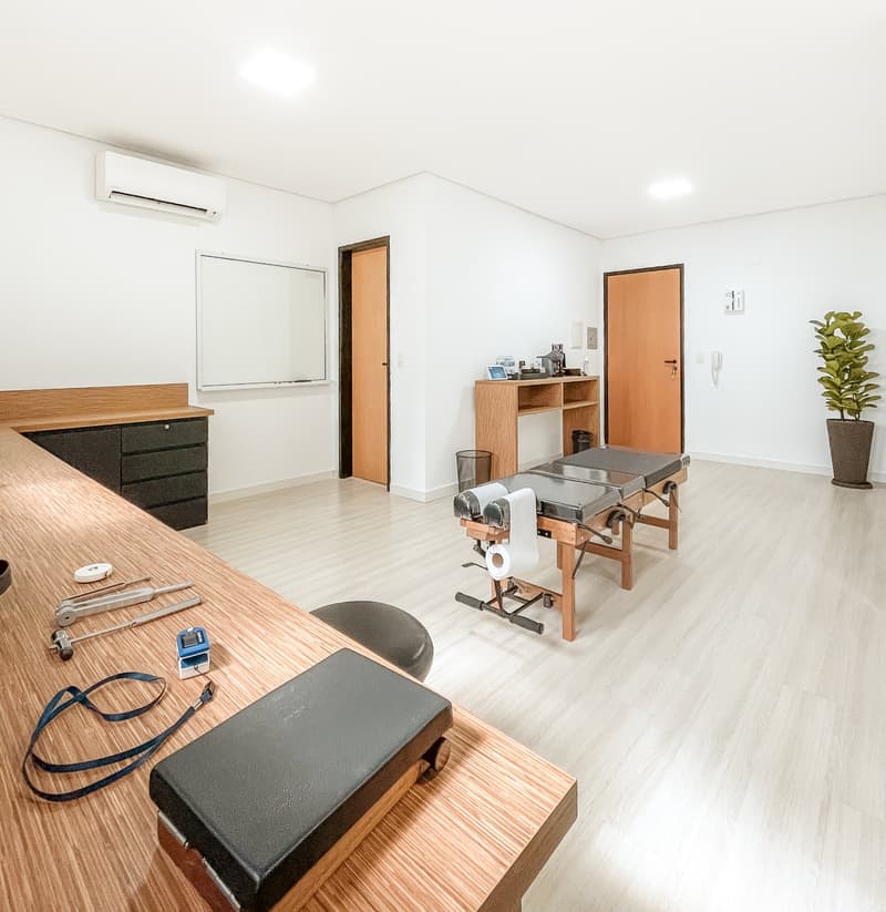 Sala de atendimento com macas e equipamentos de avaliação